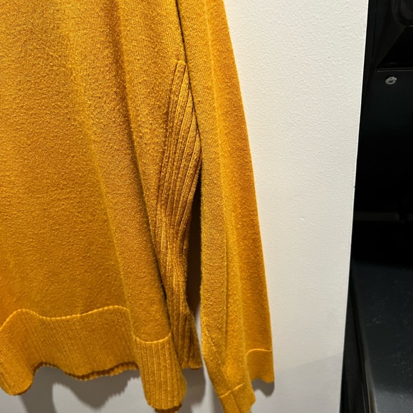 Beautiful gold color light weight sweater. - Picture 4 of 5